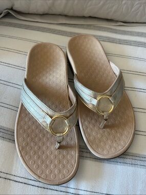 Vionic Women’s Metallic Gold Thong Sandals with Ring Accent 39